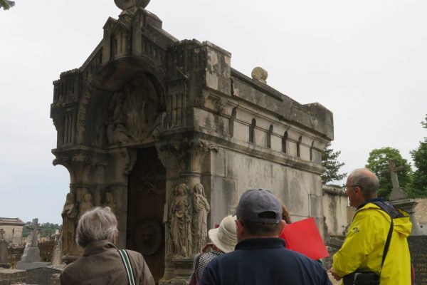 Visite insolite : le cimetière de Gray, un musée à ciel ouvert !